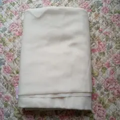 ホワイト系のクリーム色 100%ウール生地 約110cm x 210cm