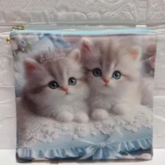 フラットポーチ　ハンドメイド　猫ちゃんポーチ　子猫とクッション　両面パネル生地