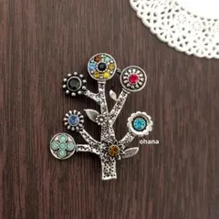 【E-737】カラフルなラインストーンの木のブローチ　サイズ大 北欧雑貨好きさん