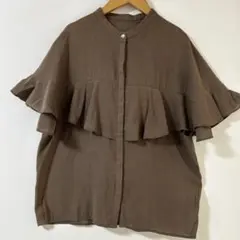 Omekashi ⭐️ バンドカラー　フリルブラウス 半袖 ブラウンのサムネイル