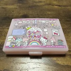 ダイソー　最安値　サンリオキャラクターズ ピルケース　小物入れ　仕切りありのサムネイル