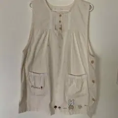 クリーム色の刺繍エプロン