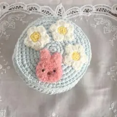 丸ポーチ　かぎ針編み　　もこもこ刺繍のうさぎとお花モチーフ　ファスナーポーチ
