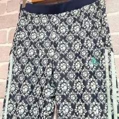 adidas  クロップドトラックパンツ　スリーライン刺繍ロゴ　ネイビーシャボン