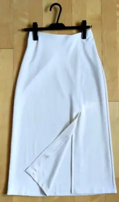 【UNIQLO】ユニクロ ナロースカート 白 スリット有　春・夏用　Sのサムネイル