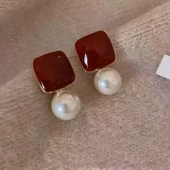 赤いスクエア型パールピアス　未開封