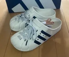 新品アディダスadidasアディレッタクロッグ サンダル　23.5