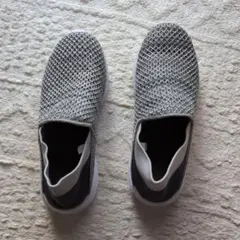 グレー メッシュ スリッポン スニーカー