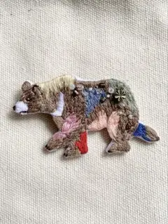ハンドメイド　刺繍ブローチ　くま