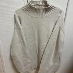ベージュ ハイネック ニットセーター