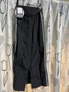 ブラックタイトスカート　サイドラインナイロン スカート