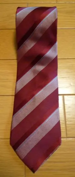 コムサデモード メン ネクタイ 臙脂・レッド系 斜めストライプ