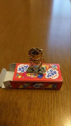 コリス おもちゃばこ 怪獣 ゴールド フィギュア - メルカリ