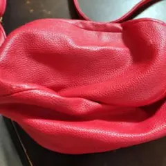 赤い合成皮革ショルダーバッグ