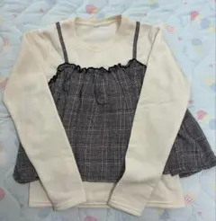 クリーム色とチェック柄の重ね着風トップス