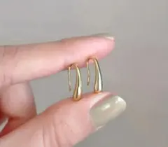 小さなティアドロップフックピアス　雫型ピアス　水滴型ピアス　ゴールド