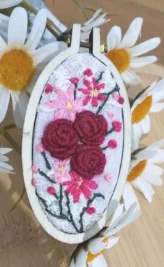 花刺繍のブローチ＊紅薔薇の刺繍枠