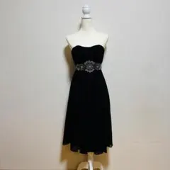 ウエストにラインストーンとビーズが散りばめられた黒のストラップレスドレス