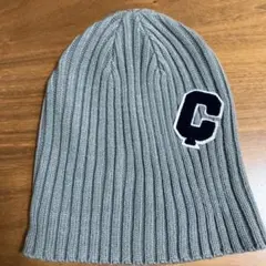 グレー C ワッペン付き ニット帽