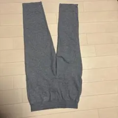 灰色の細めのズボンです！ ほぼ未使用です