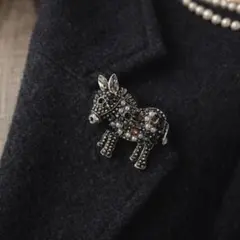 ロバモチーフ ブローチ ラインストーン パール アニマル アクセサリー