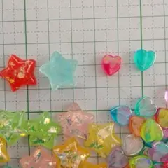 カラフルな星型デコパーツ24個、ハート型ビーズ105個セット。