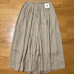 新品、未使用 niko and...サテンギャザーロングスカーチョ