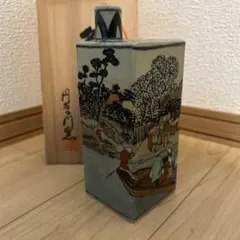 有田焼 円左エ門　南蛮絵 角瓶 花瓶 高さ約21cm／インテリア・飾り壺 有田焼 円左エ門 南蛮絵 角瓶 花瓶 高さ約21cm／インテリア・飾り壺