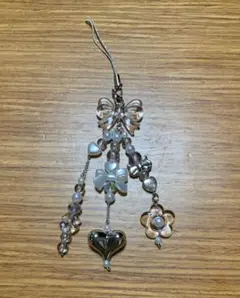 リボンとハートがモチーフのキーホルダー