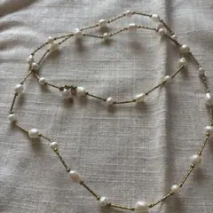 真珠と金属のネックレス