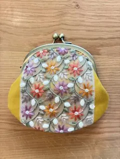 春色　刺繍入りイエローがま口財布