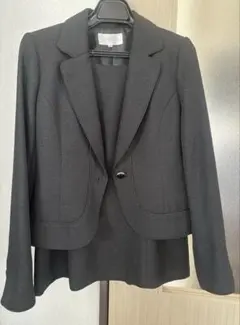 黒のジャケットとスカート、ワンピースの３点セット