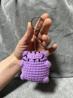 紫色の猫型あみぐるみキーホルダー