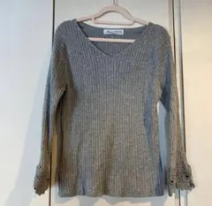 【美品】Mew’s グレー Vネック リブ編み ニット　オフィスのサムネイル