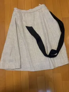 MISCH MASCH グレーと白のチェック フレアスカート 膝丈