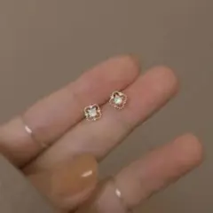 四つ葉クローバー ピアス 小粒 上品 シンプル 韓国 春物 初夏 花柄