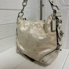 COACH シグネチャー ショルダーバッグ 　　 ターンロック　ホワイト