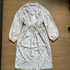 コムサイズム　シャツワンピース　花柄　ベージュ　9号