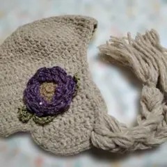 ハブーシュカ帽子手編み　 紫色の花モチーフブローチ付き