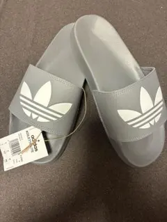 adidas ADILETTE アディダス シャワーサンダル グレー　27.5のサムネイル