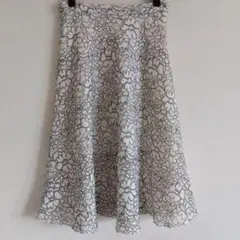 【USED】スリードッツ レース フレアスカート モノトーン 花柄？のサムネイル