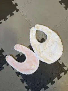 ファミリア　フィヨ　デュ　ベベ　ルダクティオン　クマ刺繍付きスタイ2枚セット