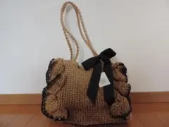 アンパサンドフリルデザイン ベージュハンドバッグ - メルカリ