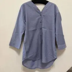 【セシール】薄い青の五分袖Vネックブラウス