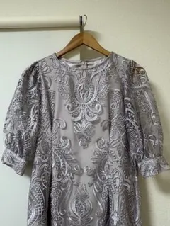 グレイッシュベージュの刺繍パーティードレス