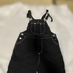 黒のデニムオーバーオール