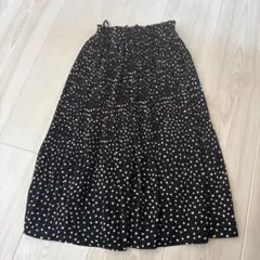 黒と白のドット柄プリーツスカート