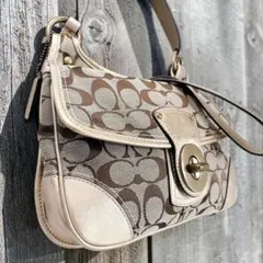 coach シグネイチャ　ターンロック　ショルダーバッグ　ゴールドレザーのサムネイル
