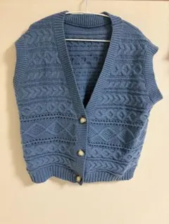 ケーブル編みニットベスト