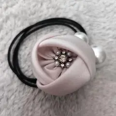【新品·未使用】ピンク サテン 花形 ヘアゴム